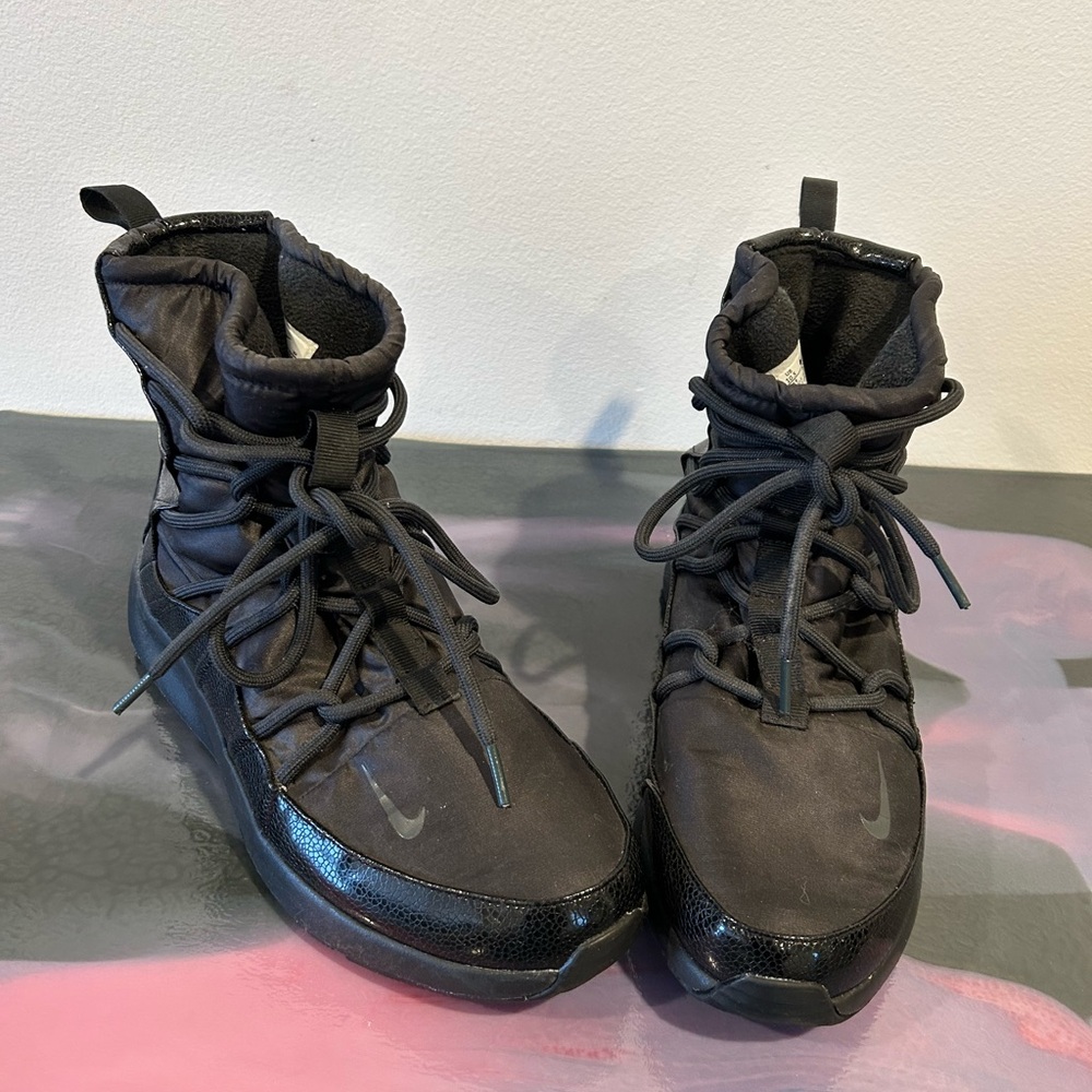 Nike Women's Black Tanjun High Rise Sneaker Boot Fleece Lined Size 10.5 Snow Ice